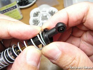 Axial(アキシャル)・SCX10・ジープ ラングラー G6 製作記 ～ オイルダンパーの組み立て ～ スプリング固定用の樹脂パーツの挿入